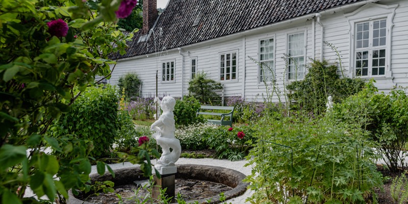 Statuer, roser og stauder i Lysthagen