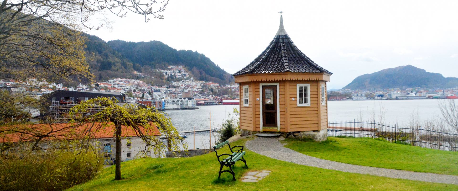 Fra lysthuset foran Frydenlund har du flott utsikt mot byen og fjorden